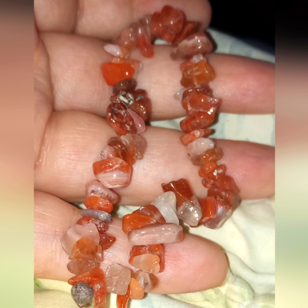 **NEW! BEAUTIFUL NATURAL CARNELIAN CHIPS STRETCH BRACELET - GIFT